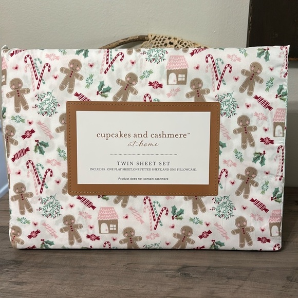 NWT CUPCAKES & CASHMERE TWIN GINGERBREAD MAN HOUSES CANDY CANES SHEET SET - Picture 1 of 7